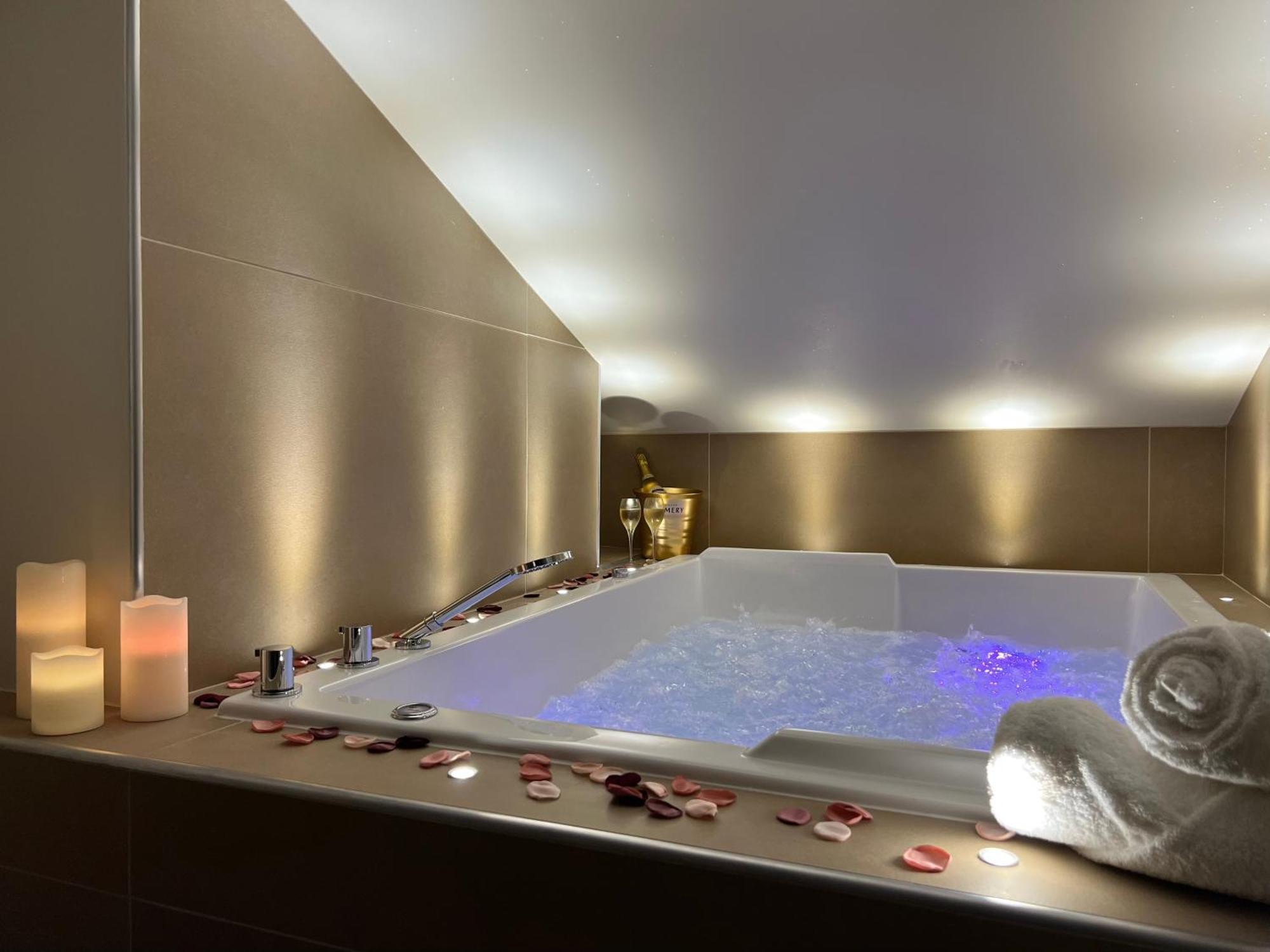 Cocon Blanc Calin Avec Jacuzzi Privatif - Loveroom Insolite Vila Velha Exterior foto